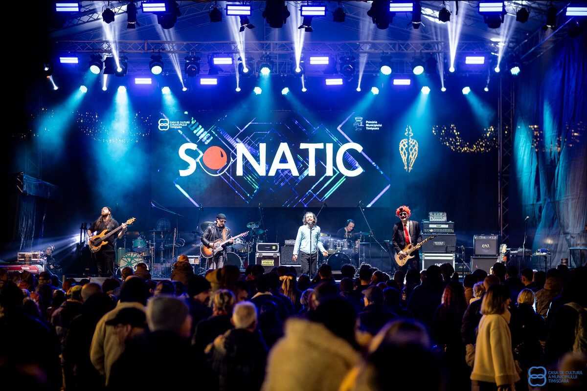 Sonatic pe scena Rock for Revolution din Piața Victoriei, Timișoara, cu publicul în prim-plan