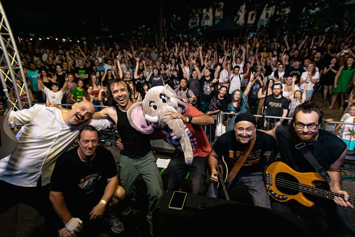 Sonatic și Bufonul pe scena Time to Rock, cu publicul în spate